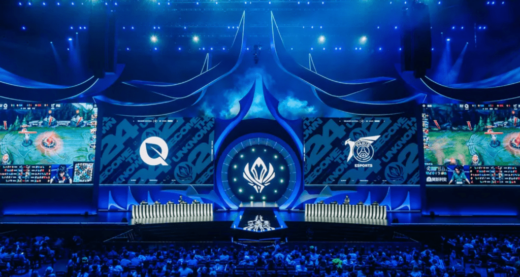 虽败犹荣！Faker赛后泪洒《英雄联盟》赛场，全场高呼“GOAT”致敬传奇。